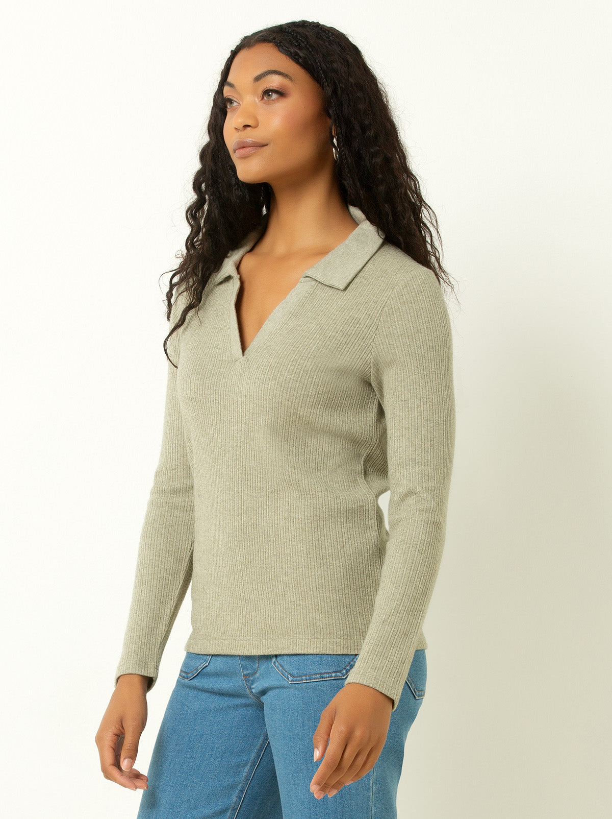 female model waring a green colored v neck sweater with collar 